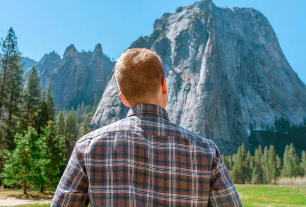 Joven Con Camisa Disfruta Vistas Montaña Parque Nacional Yosemite Día — Foto de Stock