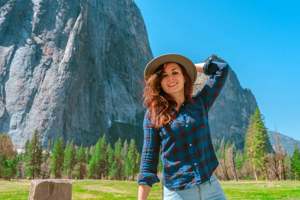 Urocza Młoda Kobieta Spaceruje Przez Zieloną Dolinę Yosemite National Park — Zdjęcie stockowe