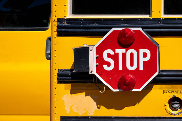  Красный знак на желтом школьном автобусе