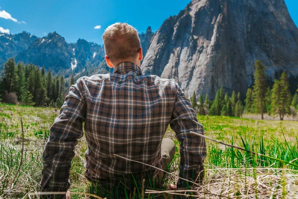 Joven Con Camisa Disfruta Vistas Montaña Parque Nacional Yosemite Día — Foto de Stock