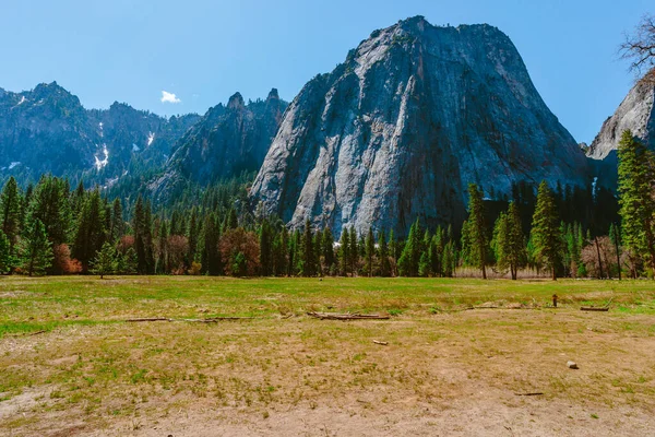 Yosemite Park Taki Güzel Vadi Yazın Dağ Manzarası — Stok fotoğraf
