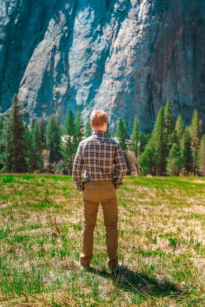 Jovem Com Uma Camisa Desfruta Vistas Para Montanha Parque Nacional — Fotografia de Stock