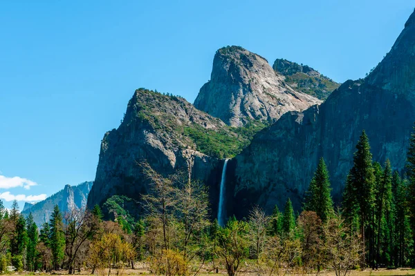 Uma Vista Deslumbrante Uma Cachoeira Nas Montanhas Parque Nacional Yosemite — Fotografia de Stock