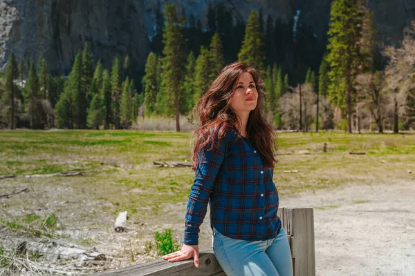 Urocza Młoda Kobieta Spaceruje Przez Zieloną Dolinę Yosemite National Park — Zdjęcie stockowe