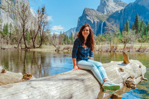 Urocza Młoda Kobieta Spaceruje Przez Zieloną Dolinę Yosemite National Park — Zdjęcie stockowe