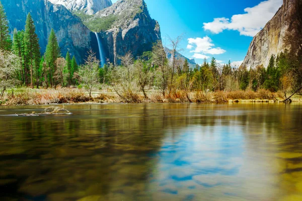 Paisagem Montanha Incrível Com Cachoeira Vista Para Rio Fotografado Uma — Fotografia de Stock