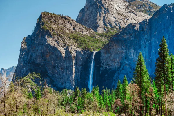 Una Hermosa Vista Una Cascada Las Montañas Parque Nacional Yosemite — Foto de Stock