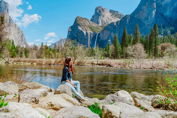 Una Joven Linda Camina Través Valle Verde Parque Nacional Yosemite — Foto de Stock