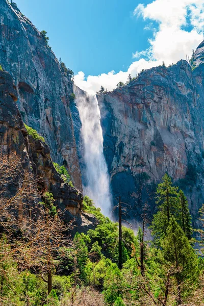 Una Hermosa Vista Una Cascada Las Montañas Parque Nacional Yosemite — Foto de Stock