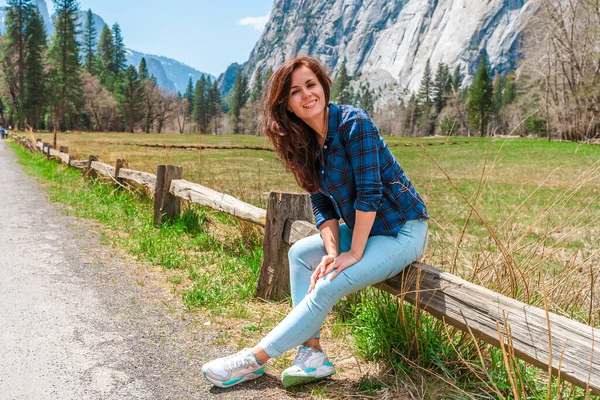 Urocza Młoda Kobieta Spaceruje Przez Zieloną Dolinę Yosemite National Park — Zdjęcie stockowe