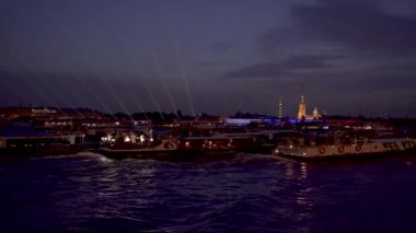  4k video. Neva Nehri 'nde ve turist gemilerinde gece aydınlanması. Saint Petersburg, Rusya - 28 Haziran 2021