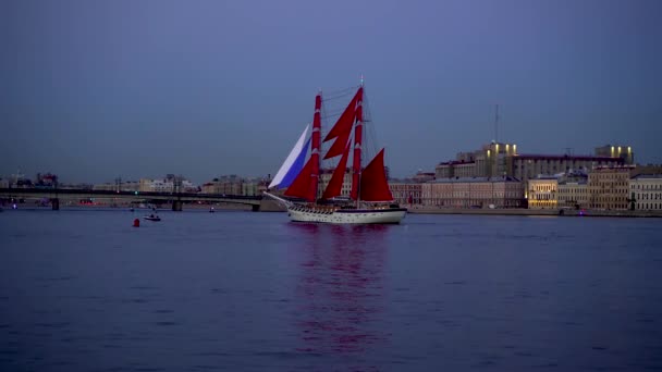 4Kビデオ 緋色の帆を持つ有名な船は ネヴァ川で夜に帆を上げます ロシアのサンクトペテルブルク 2021年6月28日 — ストック動画