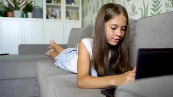 Ein Kleines Mädchen Arbeitet Oder Lernt Auf Einem Laptop Und — Stockvideo