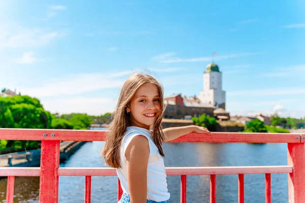 Petite Fille Mignonne Promène Autour Vyborg Avec Une Belle Vue — Photo