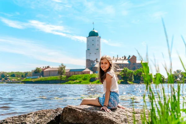 Egy Kislány Egy Sziklán Vízben Gyönyörű Kilátással Vyborg Kastélyra — Stock Fotó