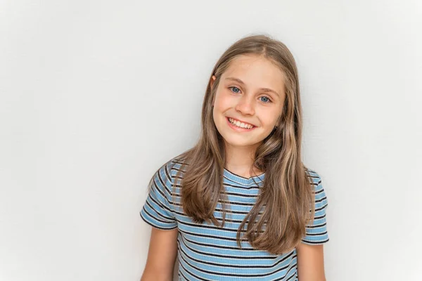 Πορτρέτο Ενός Χαμογελαστού Μικρού Κοριτσιού Μακριά Ξανθά Μαλλιά Λευκό Φόντο — Φωτογραφία Αρχείου