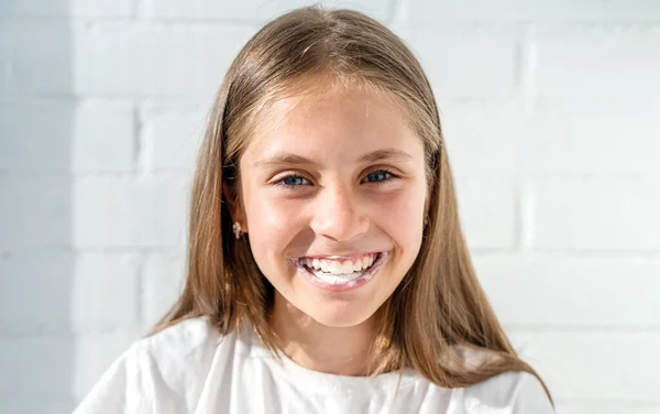 Menina Bonita Criança Escovando Dentes Contra Fundo Uma Parede Tijolo — Fotografia de Stock