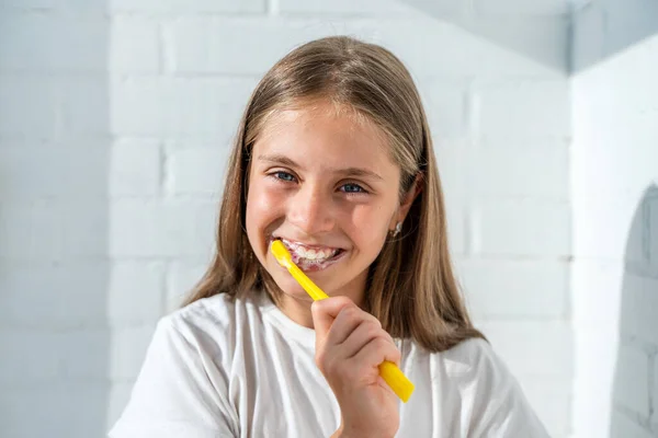 Beautiful Little Girl Child Brushing Her Teeth Background White Brick — Foto Stock
