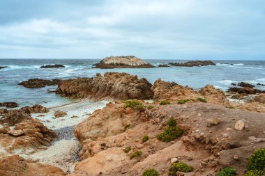  Kaliforniya sahillerindeki Pasifik Okyanusu 'ndaki kayaların manzarası.