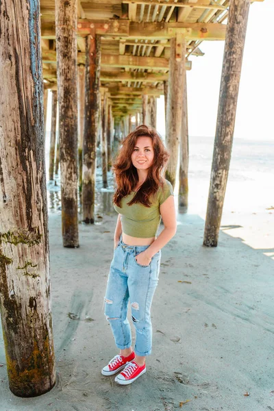 Una Hermosa Joven Jeans Posa Debajo Muelle Capitola California — Foto de Stock