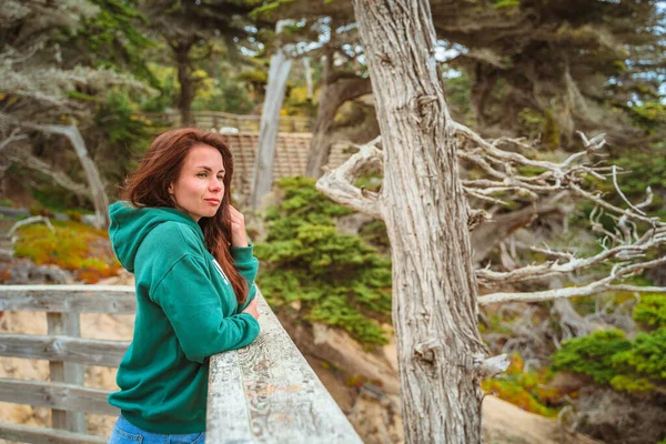 Młoda Kobieta Spaceruje Parku Obok Samotnego Cyprysa Podziwia Ocean Wkalifornii — Zdjęcie stockowe