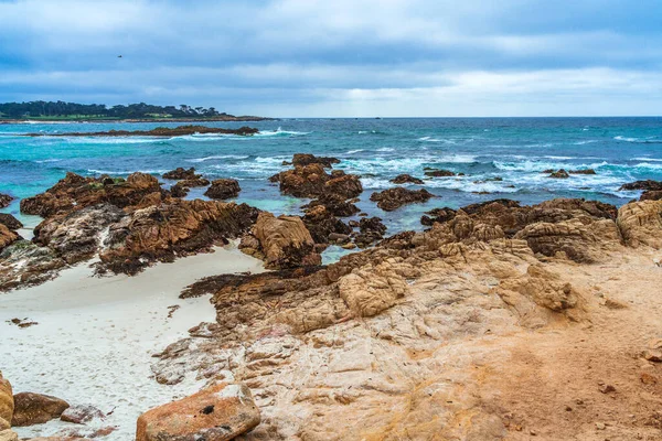 カリフォルニアの海岸にある太平洋の岩の風景 — ストック写真