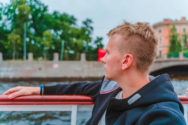 Egy Fiatalember Élvezi Kilátást Szentpétervárra Miközben Egy Turista Kirándulóhajón Hajózik — Stock Fotó