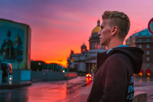 Ung Man Promenader Rosa Solnedgång Centrum Sankt Petersburg Med Utsikt — Stockfoto