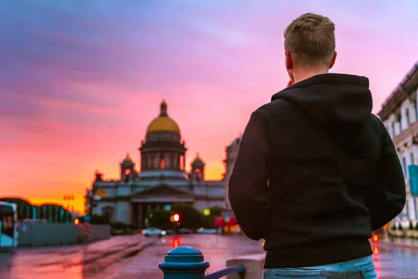 Ung Man Promenader Rosa Solnedgång Centrum Sankt Petersburg Med Utsikt — Stockfoto