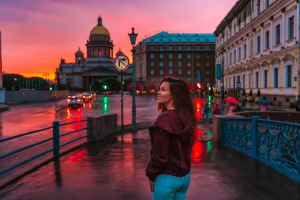 Egy Fiatal Sétál Rózsaszín Naplementében Szentpéterváron Kilátással Szent Izsák Katedrálisra — Stock Fotó