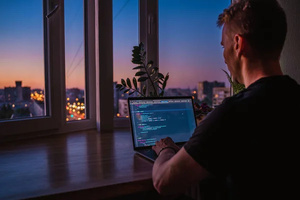 Joven Desarrollador Masculino Está Programando Guion Código Tarde Noche Con — Foto de Stock