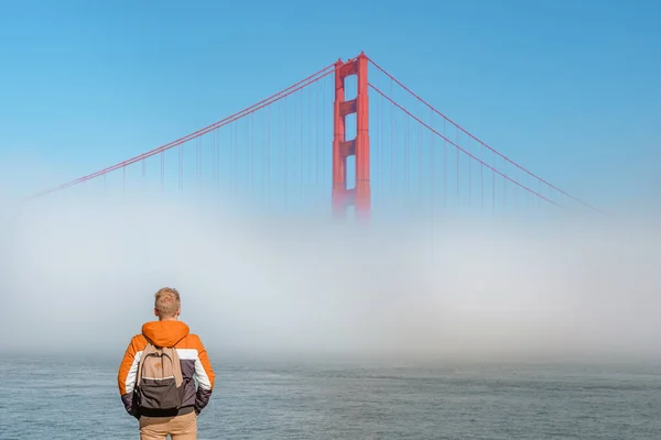 Ceketli Genç Bir Adam Setin Üzerinde Duruyor San Francisco Daki — Stok fotoğraf