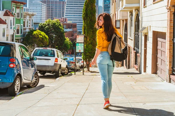 Linda Joven Camina Largo Una Hermosa Calle Con Vistas Torre — Foto de Stock