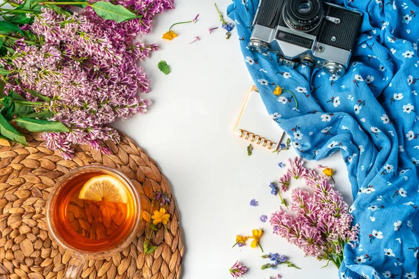 Bonita Primavera Flat Lay Composição Floral Com Uma Caneca Chá — Fotografia de Stock