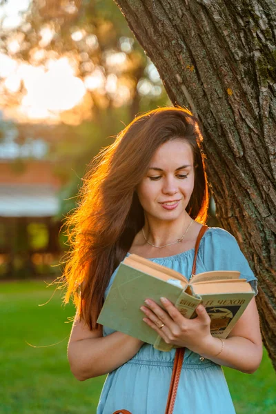 Beautiful Young Woman Dress Sitting Tree Reading Book Green Summer — Foto Stock