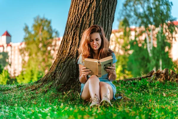 Beautiful Young Woman Dress Sitting Tree Reading Book Green Summer — Foto Stock