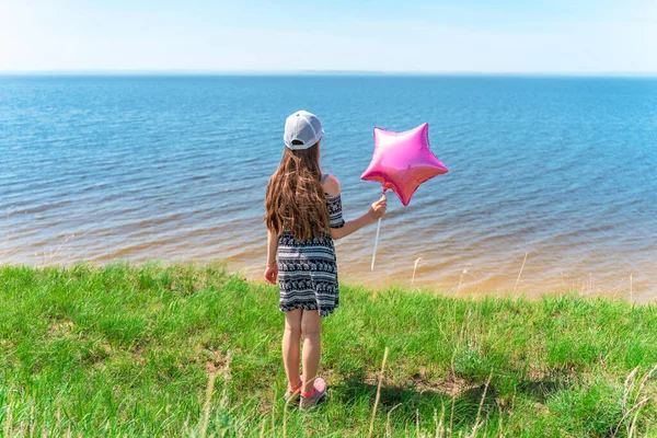 Rear View Little Girl Standing Beach Pink Balloon Her Hands — Stock Photo, Image