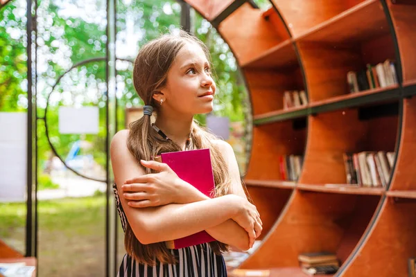 Мила Дівчинка Бібліотеці Парку Тримає Книжки Російські Книги Тогліатті Росія — стокове фото