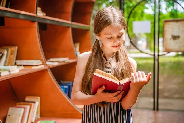 Милая Маленькая Девочка Библиотеке Парке Держит Книги Русские Книги Тольятти — стоковое фото