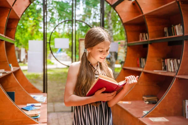 Una Ragazzina Carina Biblioteca Nel Parco Con Dei Libri Mano — Foto Stock
