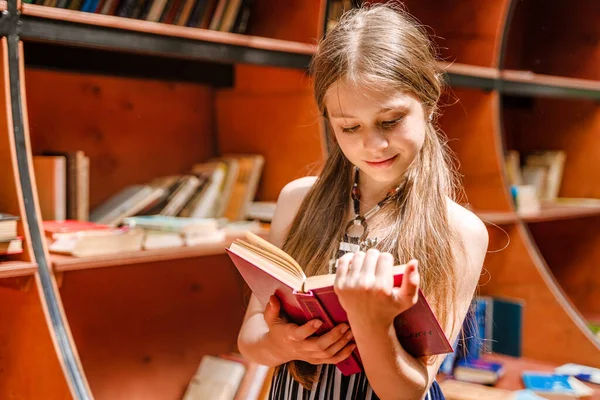 Милая Маленькая Девочка Библиотеке Парке Держит Книги Русские Книги Тольятти — стоковое фото
