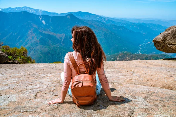 Vacker Ung Kvinna Vandrar Bergen Bredvid Hängande Sten Sequoia National — Stockfoto