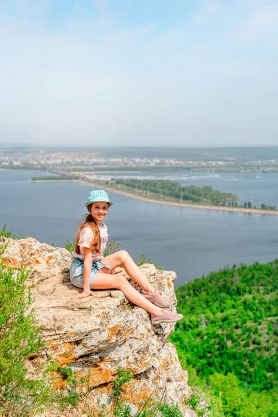 Mała Dziewczynka Siedzi Urwisku Górach Latem Przed Malowniczym Krajobrazem Wołgą — Zdjęcie stockowe