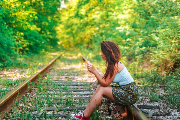 Una Giovane Donna Una Ferrovia Abbandonata Nella Foresta — Foto Stock