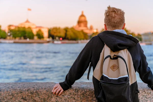 Ung Man Står Vallen Sankt Petersburg Vid Solnedgången Med Utsikt — Stockfoto
