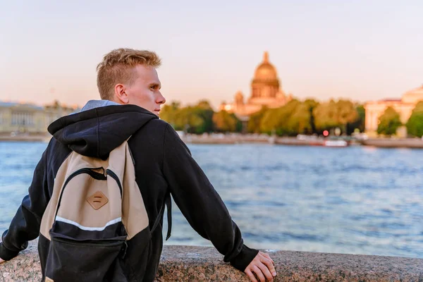 Ung Man Står Vallen Sankt Petersburg Vid Solnedgången Med Utsikt — Stockfoto