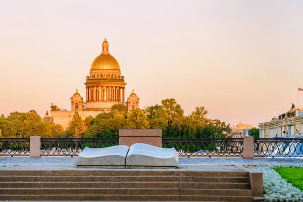 Hermoso Terraplén San Petersburgo Atardecer Con Vistas Catedral San Isaac — Foto de Stock