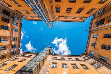 Gökyüzü manzarası St. Petersburg 'daki evlerin avlusunda
