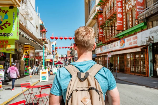 Young Man Walks Chinatown Drinks Coffee San Francisco Usa Apr — Stockfoto