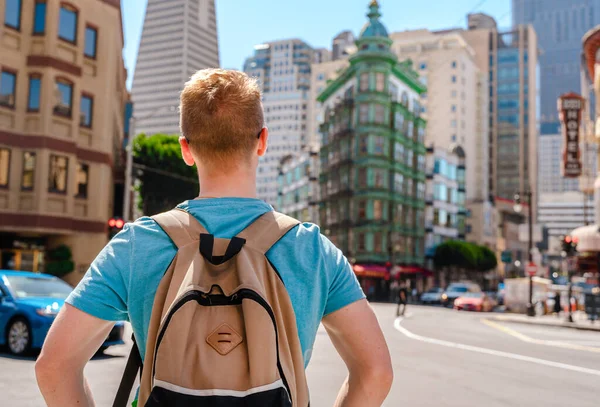 Young Man Backpack Business Center View Transamerica Tower San Francisco — Stockfoto